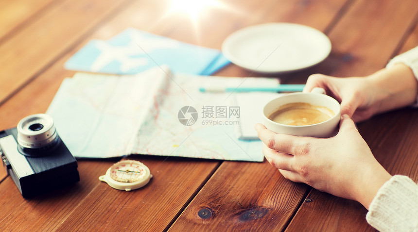 度假,旅游,目的地人的密切的手与咖啡杯旅行的东西用咖啡杯旅行用品把手收来图片