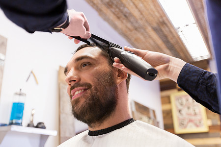 美容,发型人的男人理发师理发师与修剪梳子理发理发店男人理发师沙龙剪头发图片