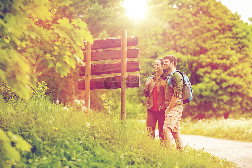 冒险,旅行,旅游,徒步旅行人们的微笑的夫妇背包户外看路标微笑的夫妇路标背包徒步旅行图片