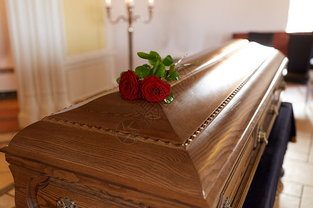 灵车葬礼哀悼教堂木制棺材上的红玫瑰花教堂木制棺材上的红玫瑰花背景