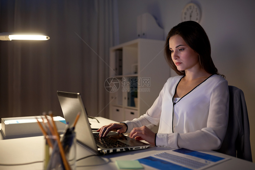 商业,人,截止日期技术女商人夜间办公室带笔记本电脑夜间办公室带笔记本电脑的女商人图片