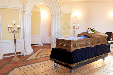 葬礼哀悼基督教正统教会的木制棺材东正教葬礼上的木制棺材背景图片