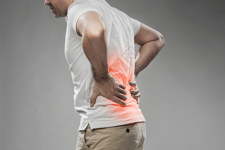 产后腰痛人,医疗保健问题密切的人遭受痛苦的背部灰色背景特写患背痛的人背景