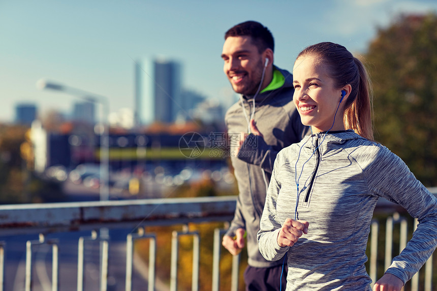 健身,运动,人,技术生活方式的快乐的夫妇跑步听音乐城市耳机快乐的,耳机城市里运行图片