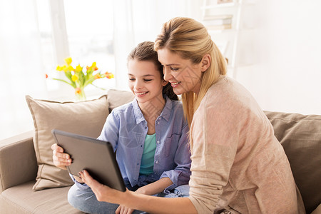 人,家庭技术的快乐的女孩母亲与平板电脑电脑家里家庭幸福,平板电脑家图片