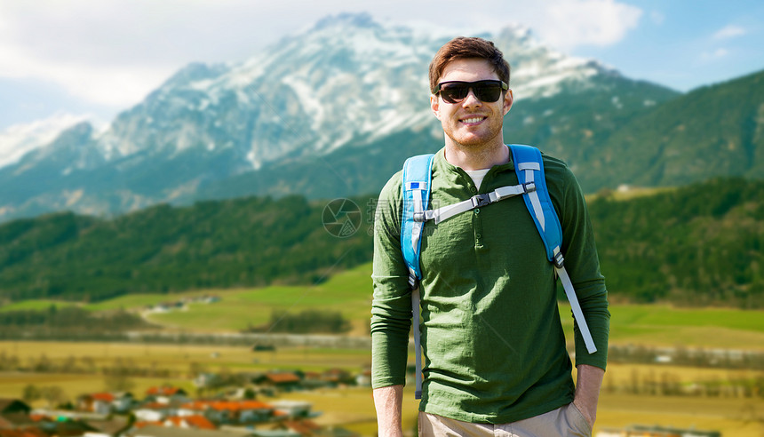 旅游,旅游人的快乐的轻人戴着太阳镜,背包阿尔卑斯山的背景快乐的人背包旅行高地图片