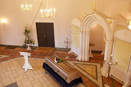 葬礼素材葬礼哀悼棺材带花,站教堂里棺材里花,站教堂的葬礼上背景