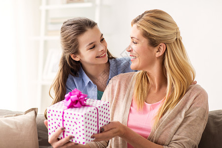 送财童人,假期家庭观念快乐的女孩家里给母亲送生日礼物女孩家里给母亲送生日礼物背景