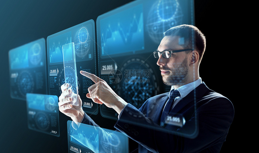商业,增强现实未来的技术商人眼镜与透明平板电脑虚拟屏幕投影黑色背景拥平板电脑虚拟屏幕的商人图片