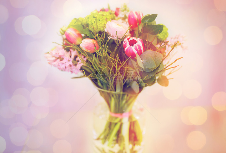 花艺花瓶里的粉红色花花瓶里的粉红色的花图片
