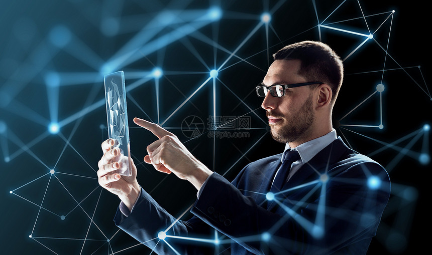商业,增强现实未来的技术商人眼镜与透明平板电脑虚拟低聚形状投影黑色背景商人与透明平板电脑合作图片
