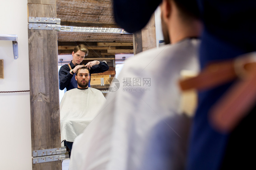 美容,美发人的男人理发师与剪刀剪头发理发店理发师理发师理发店理发图片