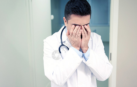 人,医学,保健悲伤的悲伤哭泣的男医生医院病房医院病房悲伤哭泣的男医生图片