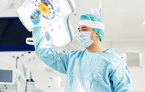 外科,医学人的外科医生口罩调整灯手术室医院医院手术室的外科医生图片