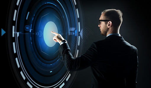 商业,人,技术虚拟现实穿西装的商人眼镜指着黑色背景上的投影商人指指点点图片