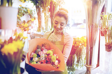 人,商业,销售花艺的快乐微笑的花店着花包成纸花店微笑的花店女人花店图片