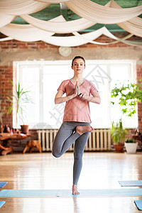 健身,人健康的生活方式轻的女人工作室瑜伽树姿势轻的女人工作室瑜伽树姿势图片