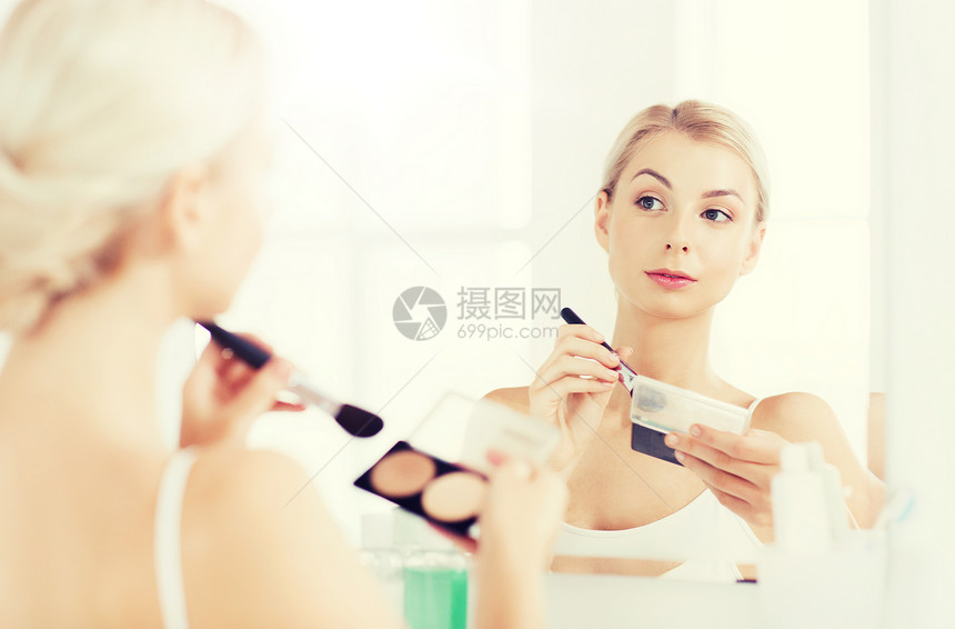 美丽,化妆,化妆品,早晨人的轻的女人与化妆刷,轮廓突出调色板看镜子家里的浴室浴室化妆刷粉底的女人图片