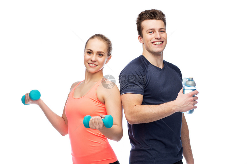 运动,健身,生活方式人们的快乐运动的男人女人与哑铃水瓶哑铃水的男男女女图片