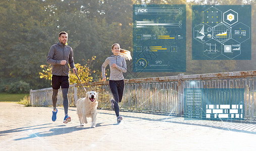 健身,运动人的快乐的夫妇与狗户外跑步快乐的狗户外跑步图片