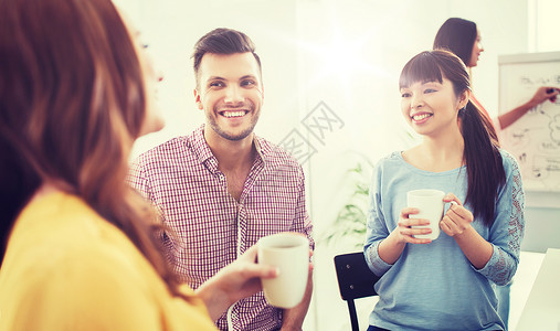 商业,创业人的快乐的创意队学生喝咖啡办公室交谈快乐的创意队办公室喝咖啡图片