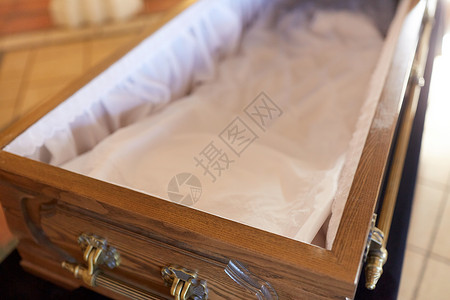 葬礼哀悼教堂里敞开的空棺材教堂里打开的空棺材背景图片