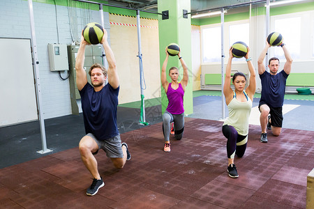 健身,运动锻炼的群健身房训练药球的人群健身房接受药球训练的人图片