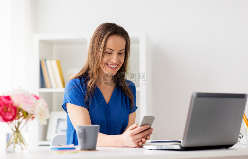 技术,通信人的快乐的女人与智能手机笔记本电脑办公室办公室里智能手机笔记本电脑的女人图片