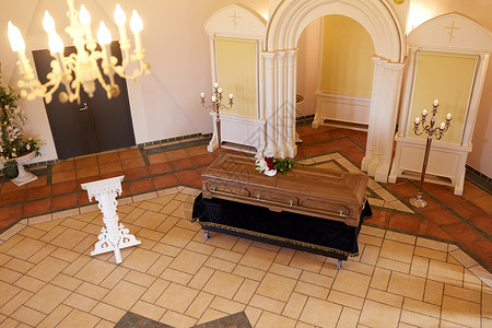 葬礼哀悼棺材带花,站教堂里棺材里花,站教堂的葬礼上图片