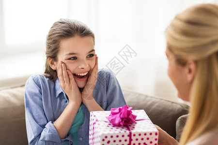 人,假期家庭观念快乐的女孩收母亲家里的生日礼物母亲家里给女孩送生日礼物图片