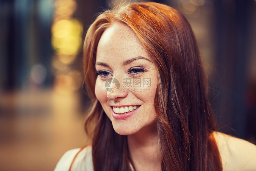 女,别,肖像人的微笑快乐的轻红头发女人的脸微笑快乐的轻红头发女人的脸图片