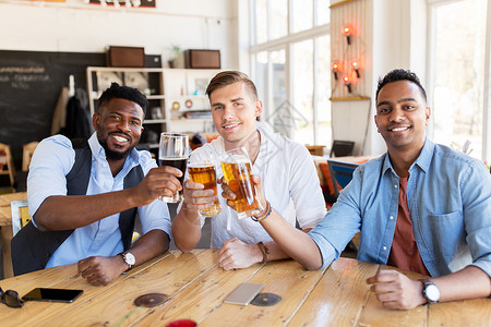 人们,男友谊庆祝快乐的朋友酒吧酒吧喝啤酒碰杯快乐的男朋友酒吧酒吧喝啤酒图片