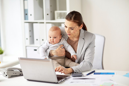 商业,母亲,多任务,家庭人的快乐的女商人与婴儿笔记本电脑办公室工作快乐的女商人办公室带着婴儿笔记本电脑背景图片