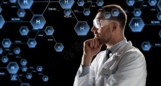 院子璃杯男科学家穿外套安全眼镜看虚拟投影的化学公式设计图片