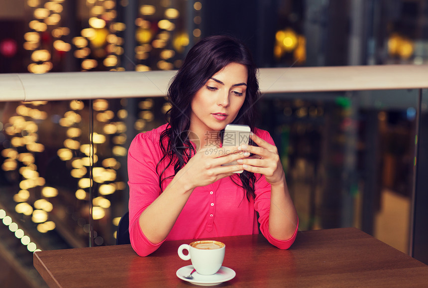 休闲,技术,生活方式人的女人与智能手机咖啡餐厅餐厅里智能手机咖啡的女人图片