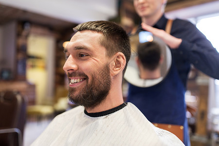 美容,发型人的男人发型师理发师与镜子理发店理发店的男人理发师带着镜子图片