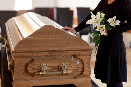葬礼素材人们哀悼的女背景