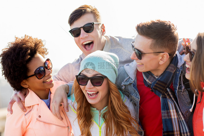 人,友谊青少的群快乐的朋友戴着太阳镜户外玩笑快乐的十几岁的朋友阴影中笑户外图片