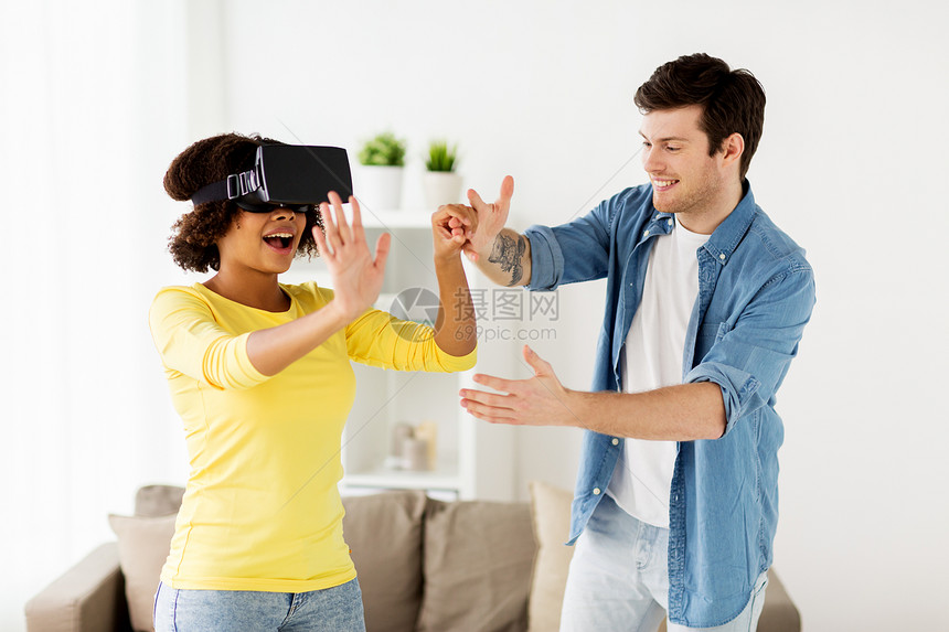技术,增强现实,游戏,娱乐活动人们的快乐的夫妇与虚拟耳机3D眼镜家里玩幸福的夫妇与虚拟现实耳机家里图片