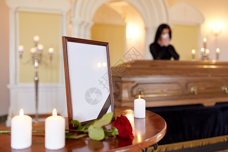 相框小素材人们哀悼的相框与黑色丝带,蜡烛妇女哭棺材附近的葬礼教堂相框葬礼上棺材上哭泣的女人背景