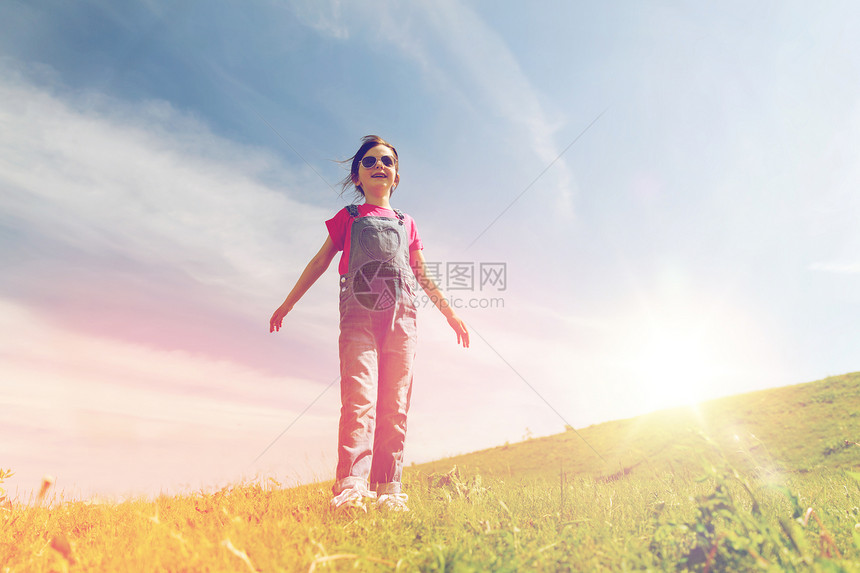 夏天,童,休闲人的快乐的小女孩绿色的田野蓝天户外快乐的小女孩绿色的田野蓝天上图片