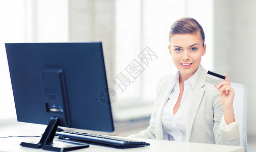 微笑的女商人用电脑用信用卡电脑的女商人用信用卡图片