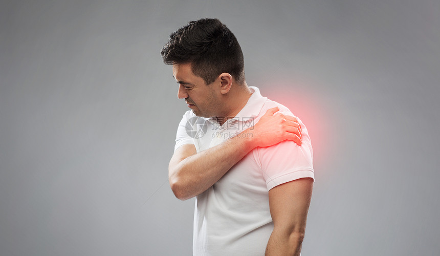 人,医疗保健问题幸的人灰色背景下肩膀疼痛幸的人肩膀疼痛图片