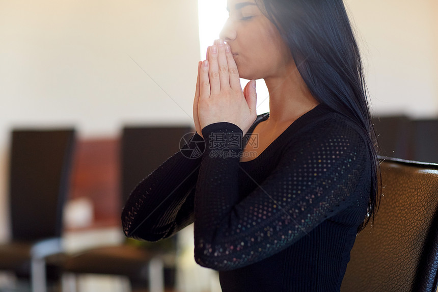 人们哀悼的教堂的葬礼上,快乐的女人向上帝祈祷悲伤的女人教堂祈祷上帝图片