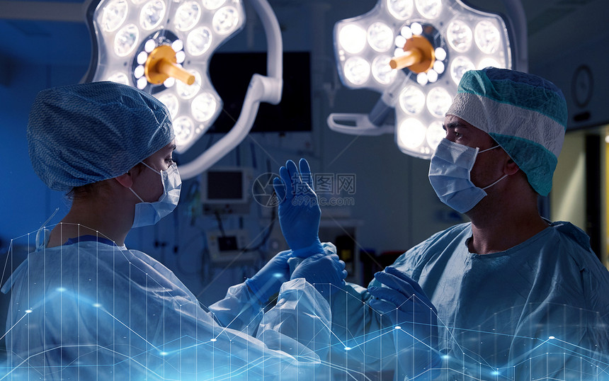 外科,医学人的护士协助外科医生帮助手套手术室医院医院手术室的外科医生图片