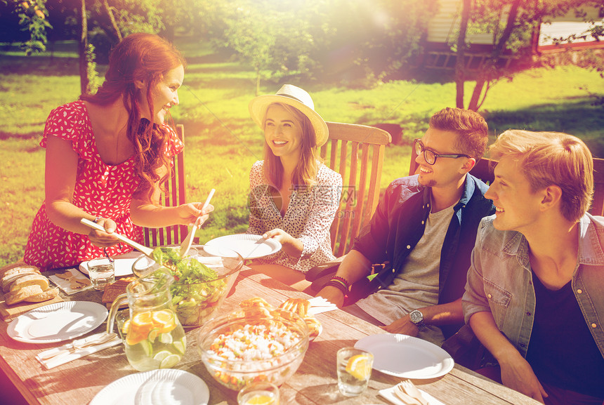 休闲,假期,饮食,人食物的快乐的朋友夏天的花园聚会上吃晚饭分享沙拉快乐的朋友们夏天的花园聚会上吃晚饭图片