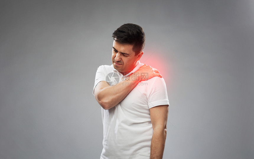 人,医疗保健问题幸的人灰色背景下肩膀疼痛幸的人肩膀疼痛图片