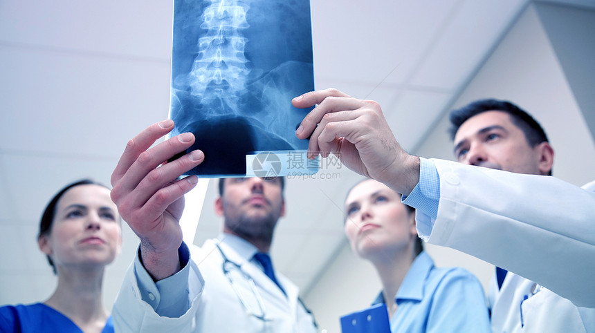 外科,人,医疗保健医学医生脊柱X线扫描医院医院进行脊柱X线扫描的医生图片