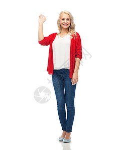 手势,时尚,肖像人的快乐的微笑轻女人穿着红色开襟羊毛衫挥手白色快乐微笑的轻女人挥手过白色背景