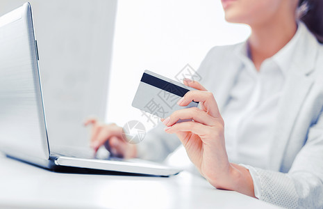信用金银行,购物,货币女商人带笔记本电脑信用卡带笔记本电脑信用卡的女商人背景